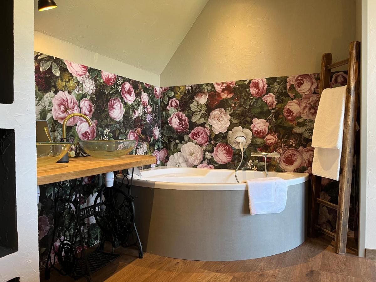 Maison D'Hote Avec Sauna Et Jacuzzi A La Campagne Les Portes du Coglais Esterno foto